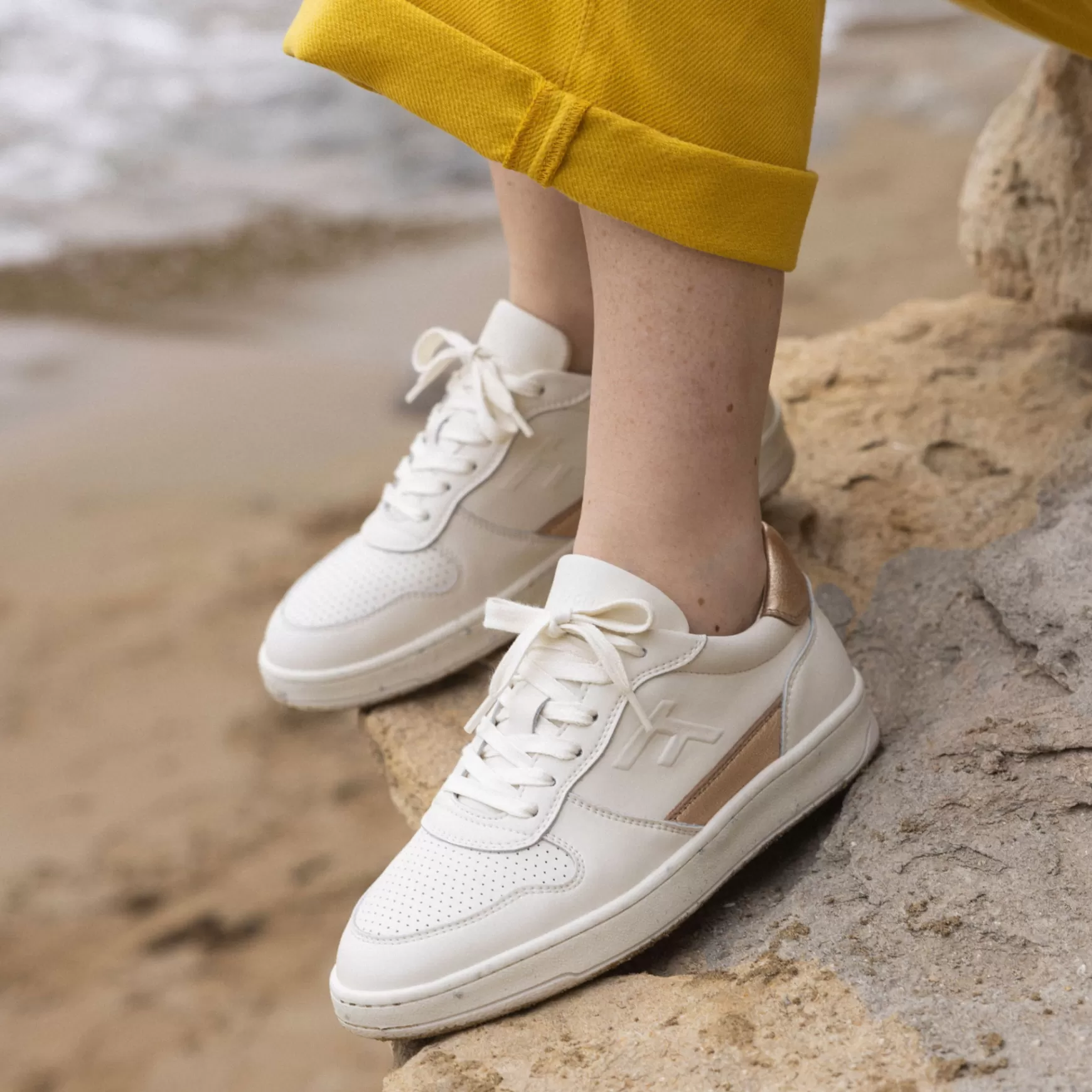 Vrouw - Schoenen^FAGUO Creme En Gouden Sneakers