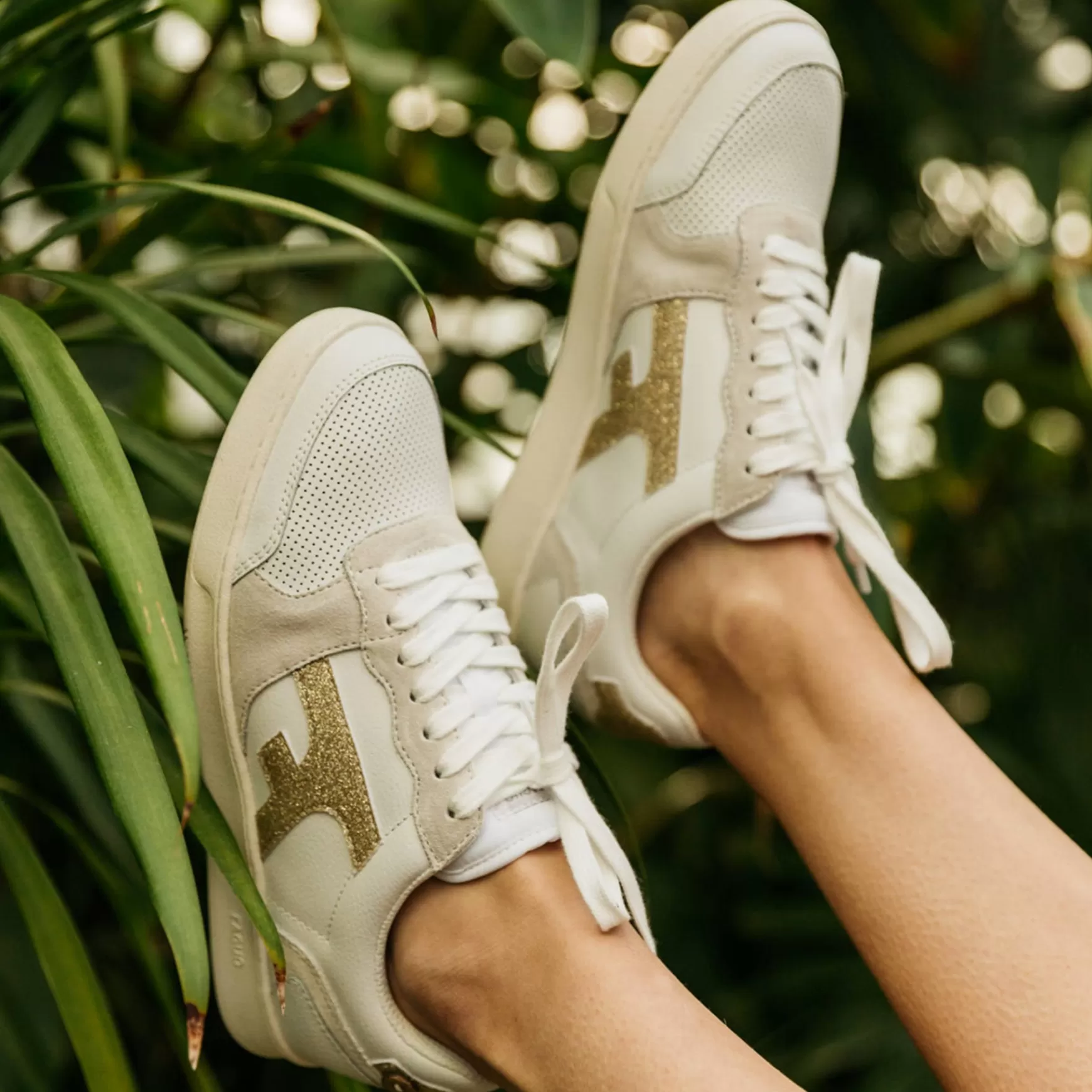 Vrouw - Schoenen^FAGUO Witte En Gouden Sneakers